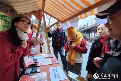 1月6日，“2024成都蒲江柑甜采摘節(jié)”上，記者見(jiàn)到了小萌（左一）和許多年輕人忙著做訪客接待、現(xiàn)場(chǎng)布置、票務(wù)核對(duì)、采摘服務(wù)等工作。人民網(wǎng)記者朱虹攝