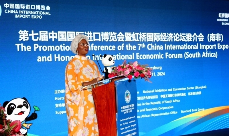 南非貿(mào)易、工業(yè)和競爭部出口促進(jìn)司副總司長馬塔博格致辭。（圖片來源：中國國際進(jìn)口博覽會官微）