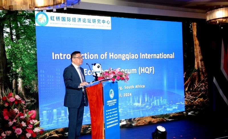 虹橋國際經(jīng)濟(jì)論壇研究中心副理事長、商務(wù)部國際貿(mào)易經(jīng)濟(jì)合作研究院副院長俞子榮致辭。（圖片來源：中國國際進(jìn)口博覽會官微）