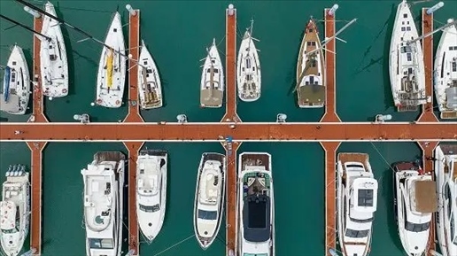 △超250艘船艇亮相第四屆消博會游艇展。