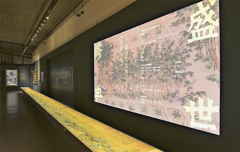 “中國(guó)歷代繪畫大系”，是習(xí)近平總書記親自批準(zhǔn)、高度重視的一項(xiàng)規(guī)模浩大、縱貫歷史、橫跨中外的國(guó)家級(jí)重大文化工程。圖為中國(guó)國(guó)家版本館杭州分館展示的“盛世修典——‘中國(guó)歷代繪畫大系’”收錄的數(shù)字化古畫（2023年5月31日攝）。 新華社記者 翁忻旸/攝