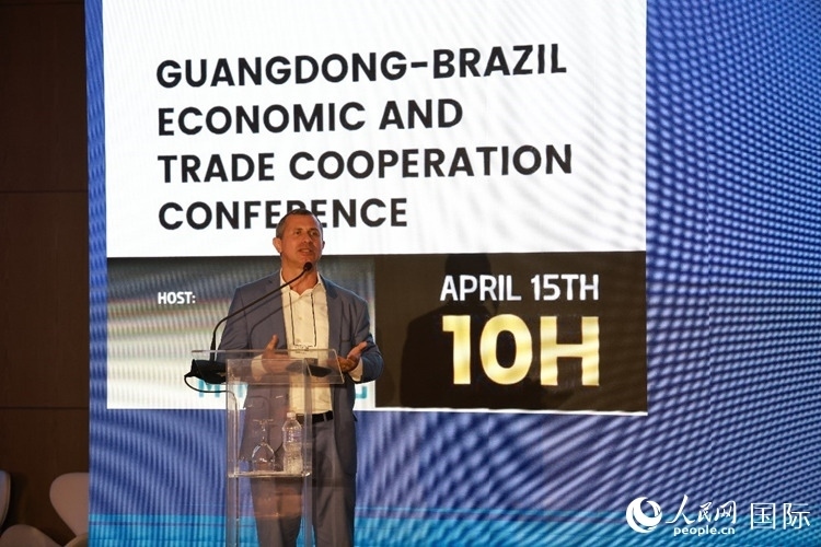 巴西里約州能源和海洋經(jīng)濟(jì)部國(guó)務(wù)秘書(shū)費(fèi)利佩·佩肖托在推介會(huì)上致辭。人民網(wǎng)記者 陳海琪攝