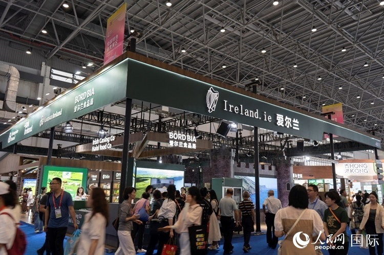 第四屆中國國際消費(fèi)品博覽會(huì)愛爾蘭國家館。人民網(wǎng) 常沙攝