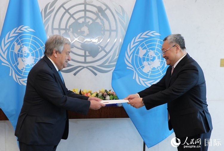 4月16日，中國(guó)新任常駐聯(lián)合國(guó)代表、特命全權(quán)大使傅聰在紐約聯(lián)合國(guó)總部向聯(lián)合國(guó)秘書長(zhǎng)古特雷斯遞交了全權(quán)證書。 人民網(wǎng)記者 李志偉攝