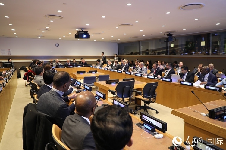 40多國常駐代表、副代表以及聯(lián)合國工發(fā)組織、糧農(nóng)組織、區(qū)域經(jīng)委會、南南合作辦公室等聯(lián)合國機構(gòu)官員等100多人參加全球發(fā)展倡議之友小組高級別會議。 人民網(wǎng)記者 李志偉攝