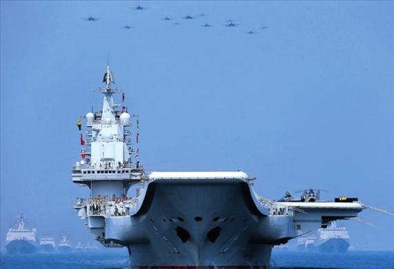制空作戰(zhàn)梯隊飛越航母編隊上空（2018年攝）。 張雷攝