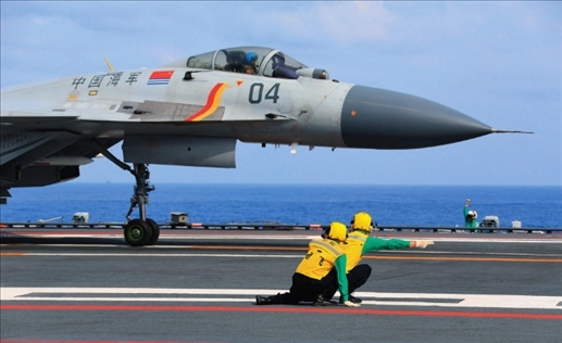 遼寧艦起飛助理作出放飛手勢，殲-15艦載戰(zhàn)斗機起飛（2020年4月攝）。張凱攝