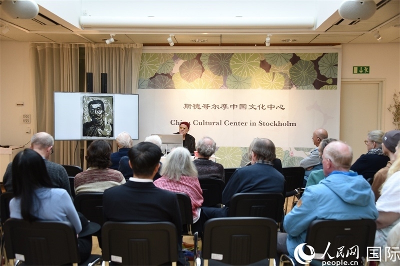 托斯頓·朱雷爾介紹其收藏的中國(guó)版畫作品。人民網(wǎng)記者殷淼攝