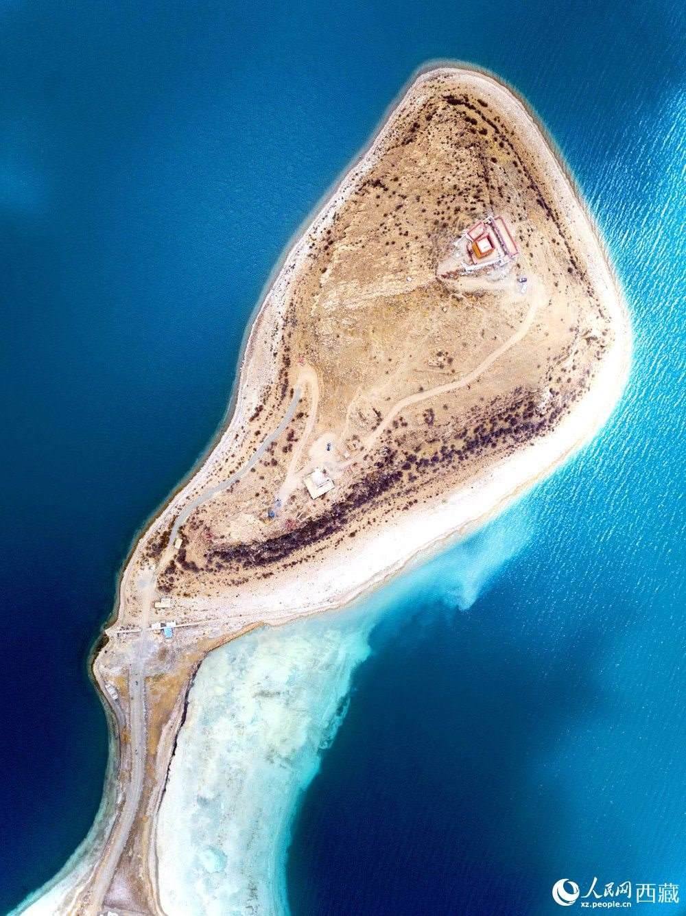 無人機視角下的西藏羊卓雍錯日托寺風光。人民網(wǎng)記者 次仁羅布攝