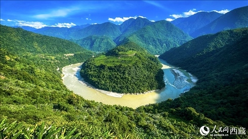 風景秀麗、植被繁茂的西藏林芝市墨脫縣果果塘大拐彎。人民網(wǎng)記者 次仁羅布攝