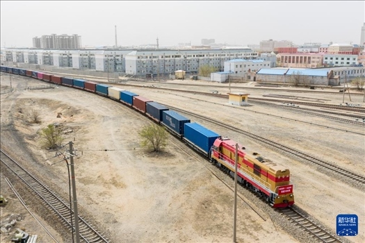 4月21日，中歐班列緩緩駛出二連浩特鐵路口岸（無人機照片）。 新華社發(fā)（張海峰攝）
