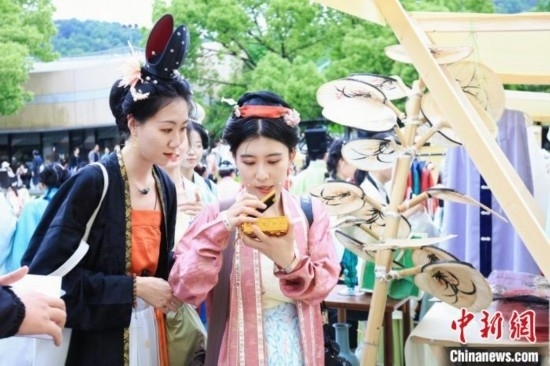 漢服愛好者逛集市。中國絲綢博物館 供圖