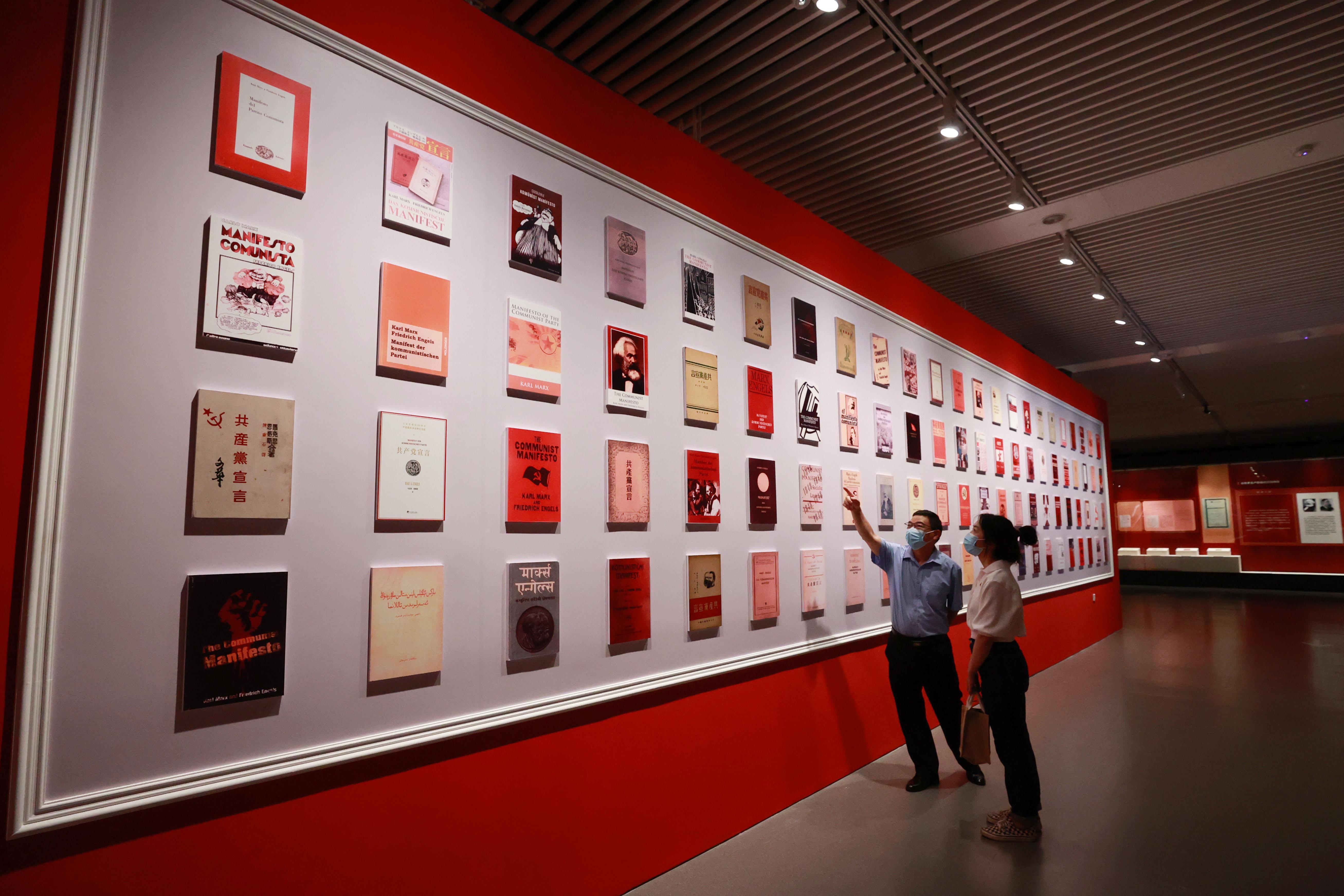 △2021年8月5日，觀眾在國家圖書館觀看不同版本的《共產黨宣言》。