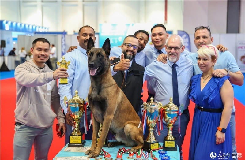 圖為參會嘉賓與獲獎寵物合影，塔里克·易卜拉欣攝