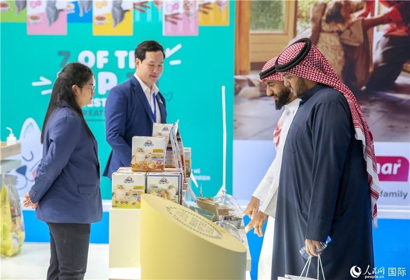 圖為當地客商在中國企業(yè)展位前參觀，塔里克·易卜拉欣攝 (2)