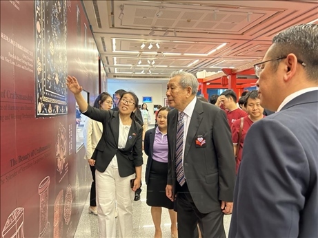 工作人員為泰國前副總理、泰中文化促進委員會主席披尼講解展覽內(nèi)容。中國駐泰國大使館供圖