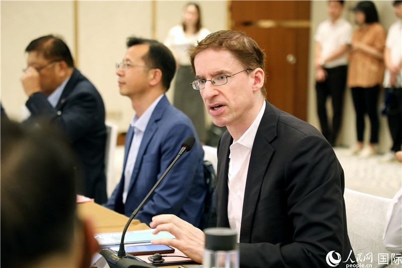 德國(guó)駐廣州總領(lǐng)事魯彥在產(chǎn)業(yè)對(duì)接會(huì)上發(fā)言。人民網(wǎng)記者趙益普攝
