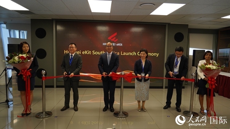 嘉賓出席華為分銷子品牌坤靈出海南非剪彩儀式。 人民網(wǎng) 劉暢攝