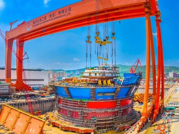 “海葵一號(hào)”通過雙龍門吊進(jìn)行總裝。侯憲鵬攝