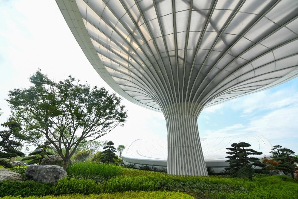 這是2024年4月22日拍攝的成都世園會主會場入口處的“芙蓉花”底部，它兼具收集雨水、循環(huán)利用的功能。新華社記者 王曦 攝
