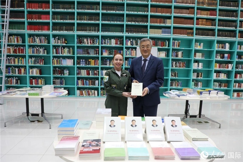 授課后，中國駐巴西大使祝青橋向巴西高等防務學院圖書館捐贈了150本書籍。圖為祝青橋和巴西高等防務學院院長卡拉·利里奧·馬丁斯在圖書捐贈儀式上。 人民網(wǎng)記者 陳一鳴攝