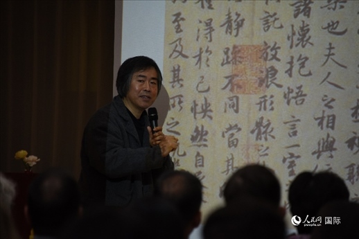 國家畫院王東聲教授介紹中國書法作品。人民網(wǎng)記者 殷淼攝