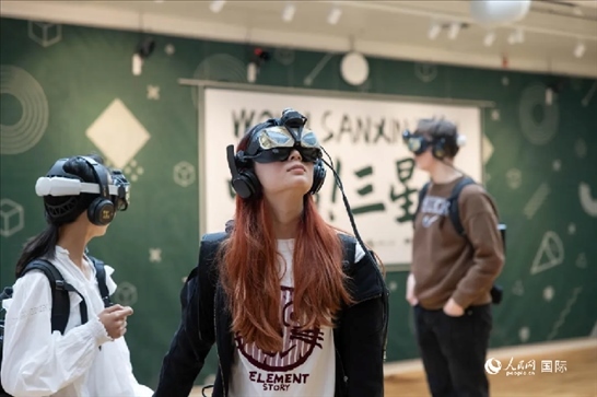 體驗三星堆VR文化。中國駐瑞典大使館供圖