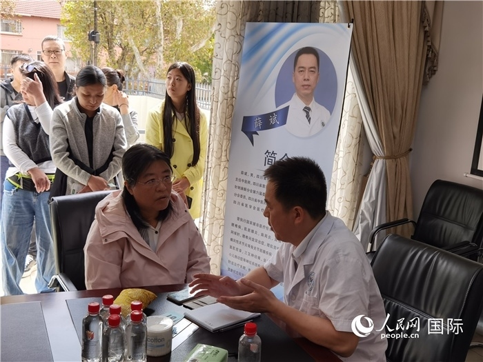 中醫(yī)專家為當?shù)厝A僑華人提供中醫(yī)咨詢和診療服務。 （本報記者 楊謳 攝）