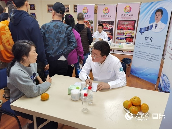 中醫(yī)專家為當?shù)厝A僑華人提供中醫(yī)咨詢和診療服務。 （本報記者 楊謳 攝）
