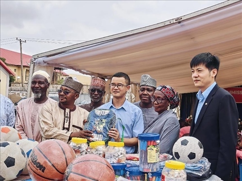 中尼友誼示范校物資捐贈(zèng)。駐尼日利亞使館供圖