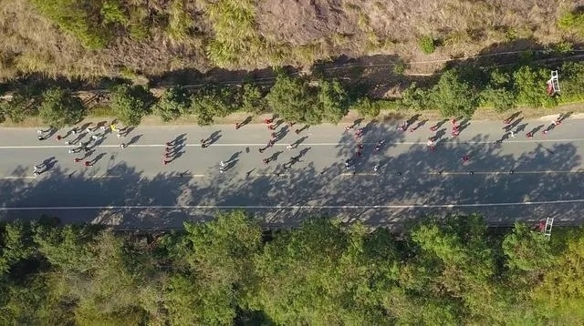 1月6日，健身愛(ài)好者在徒步活動(dòng)中（無(wú)人機(jī)照片）。新華社記者 黃國(guó)保攝