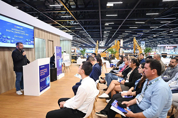 當(dāng)?shù)貢r(shí)間4月26日，深圳市發(fā)展和改革委員會(huì)在巴西圣保羅國(guó)際工程機(jī)械及礦山機(jī)械展上舉行專題推介會(huì)，介紹將于今年下半年在深圳市舉辦的2024國(guó)際數(shù)字能源展。 2024國(guó)際數(shù)字能源展組委會(huì)供圖