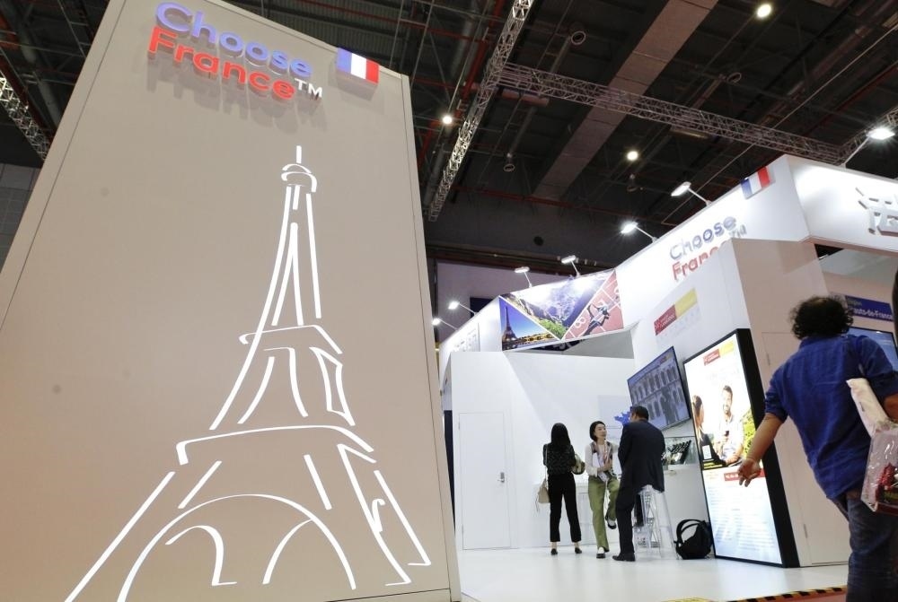 2019年11月5日，第二屆中國(guó)國(guó)際進(jìn)口博覽會(huì)在上海國(guó)家會(huì)展中心開幕。這是參觀者走過法國(guó)國(guó)家館。新華社記者 張玉薇 攝