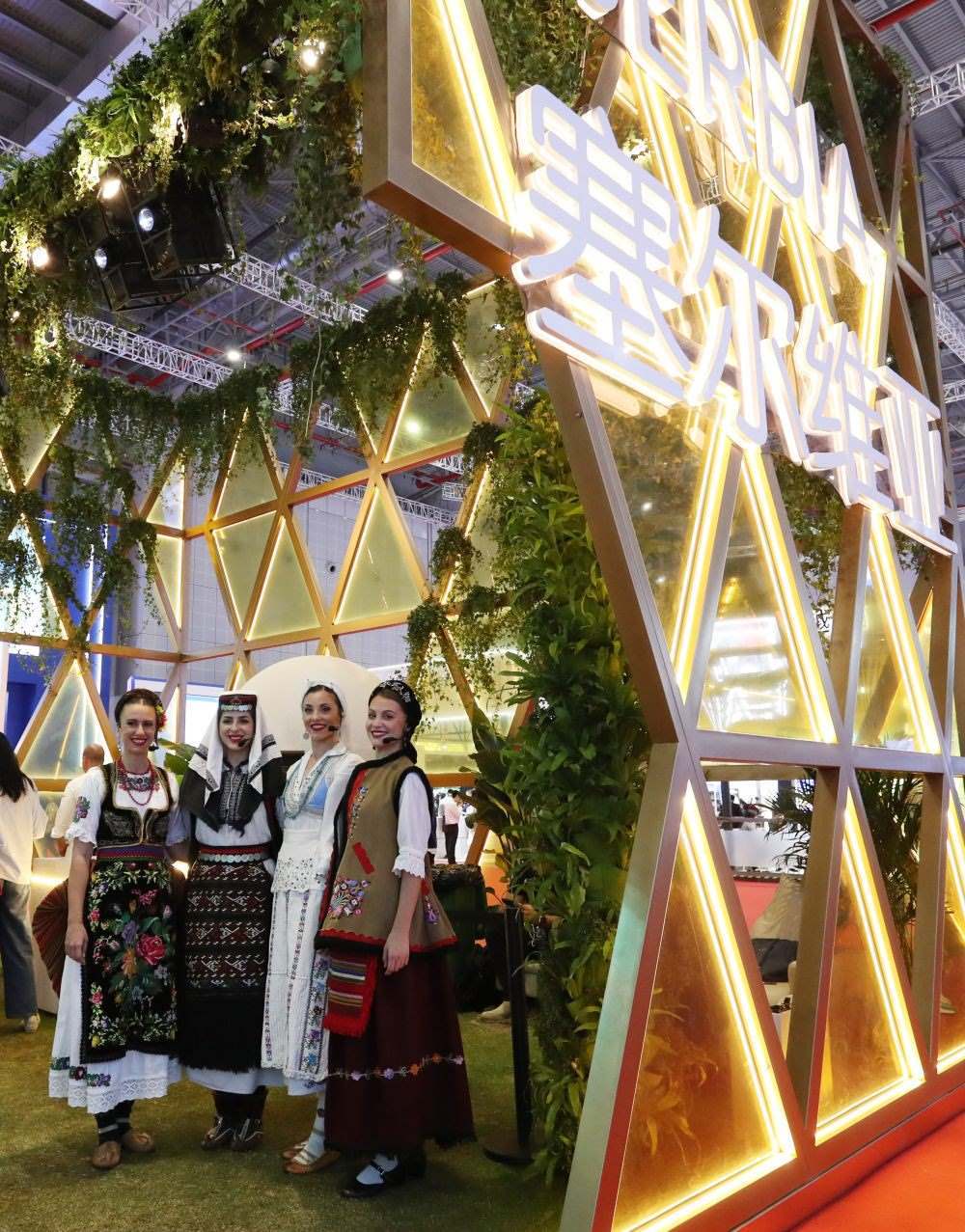 2023年11月6日，身著傳統(tǒng)服飾的演職人員在上海進(jìn)博會(huì)國(guó)家展塞爾維亞展臺(tái)迎接參觀者。第六屆進(jìn)博會(huì)國(guó)家展全面恢復(fù)線下舉辦，洪都拉斯、塞爾維亞、越南、南非、哈薩克斯坦作為本屆進(jìn)博會(huì)主賓國(guó)在國(guó)家展亮相。新華社記者 方喆 攝