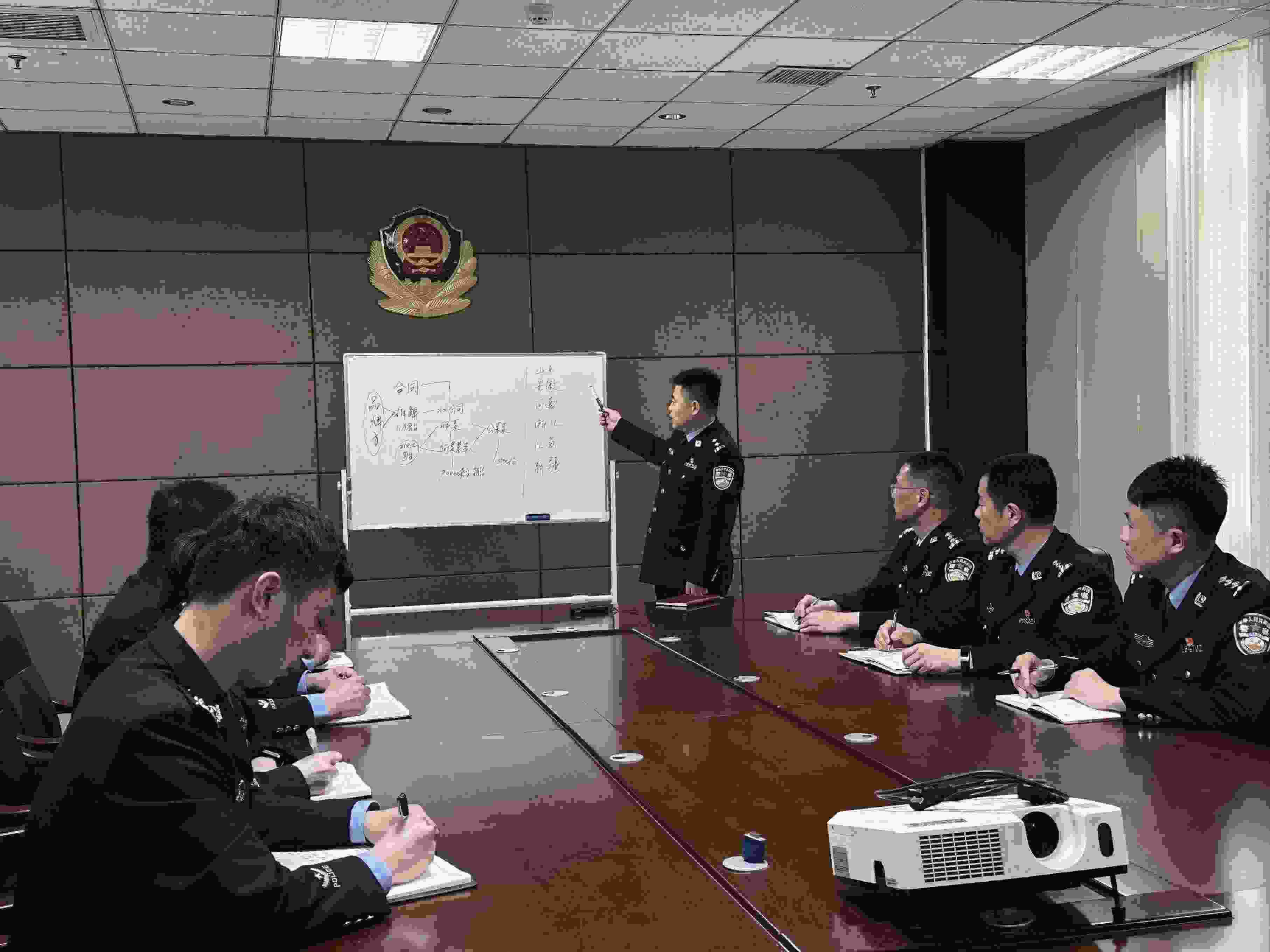 專(zhuān)案組辦案民警介紹案情。人民網(wǎng)記者 郝萍攝