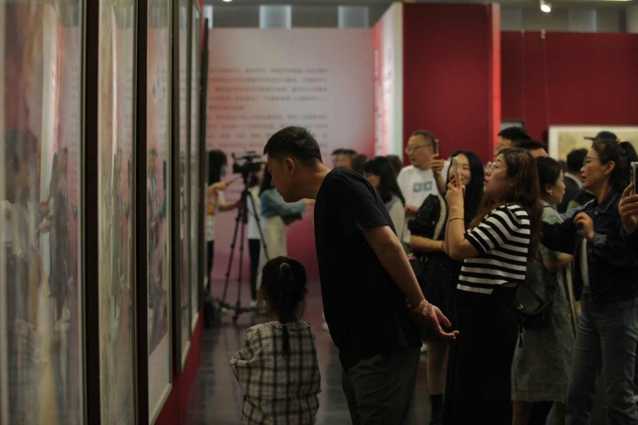 嘉賓及教研員、教師代表參觀展覽。主辦方供圖