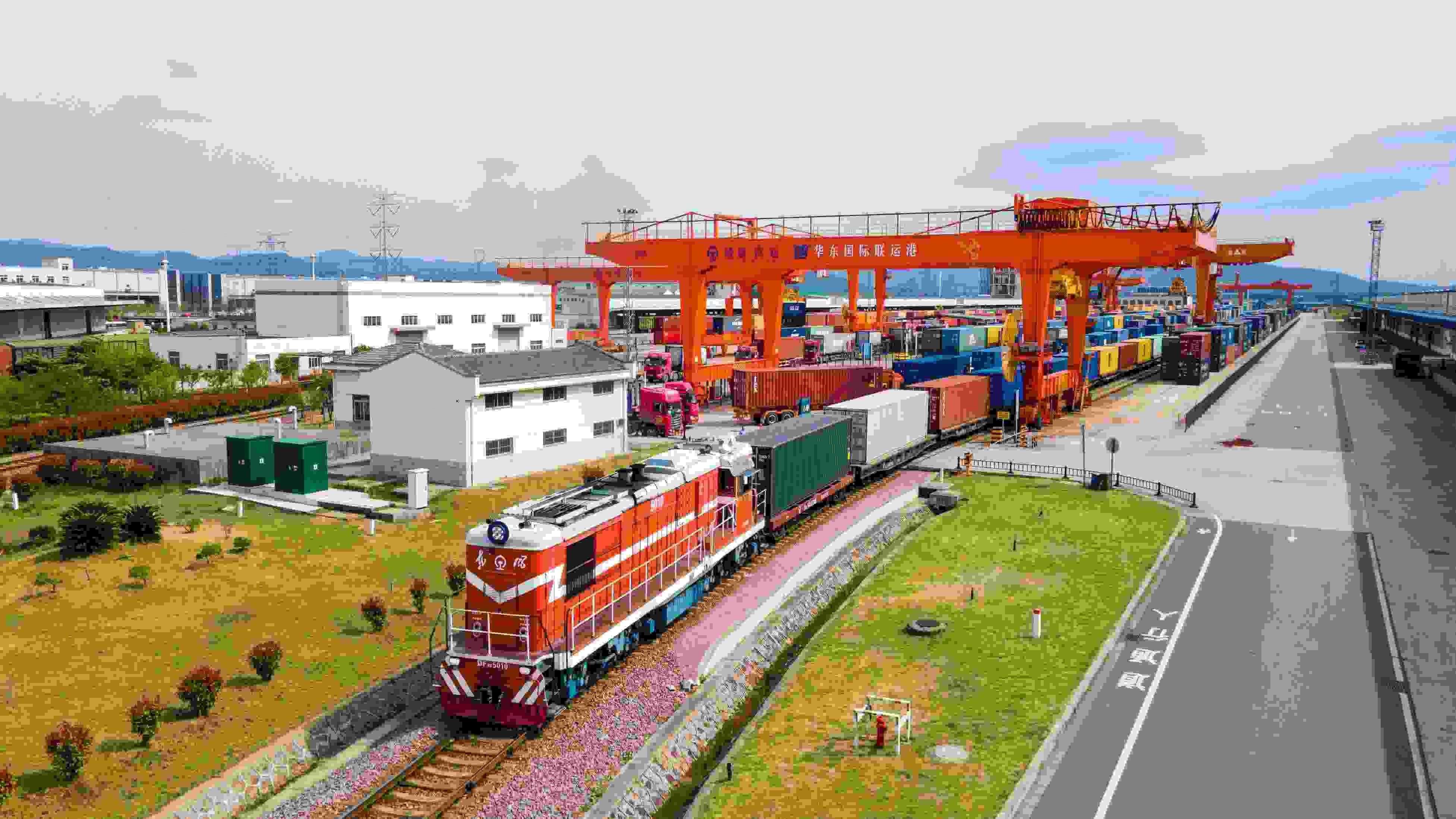 △2024年4月1日，浙江省金華華東國際聯(lián)運(yùn)港，一列中歐班列裝載110個(gè)標(biāo)箱日用百貨、電動(dòng)工具、機(jī)械裝備等貨物從鐵路金華南貨場(chǎng)啟程駛往匈牙利布達(dá)佩斯。