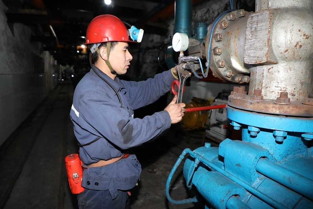 2024年4月30日，冀中能源峰峰集團(tuán)新屯礦機(jī)電區(qū)副區(qū)長顧博在井下泵房檢修水泵。新華社發(fā)