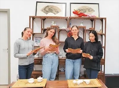 匈中雙語(yǔ)學(xué)校的學(xué)生胡靈月(左一)、宋智孝(右二)學(xué)習(xí)中國(guó)茶文化。