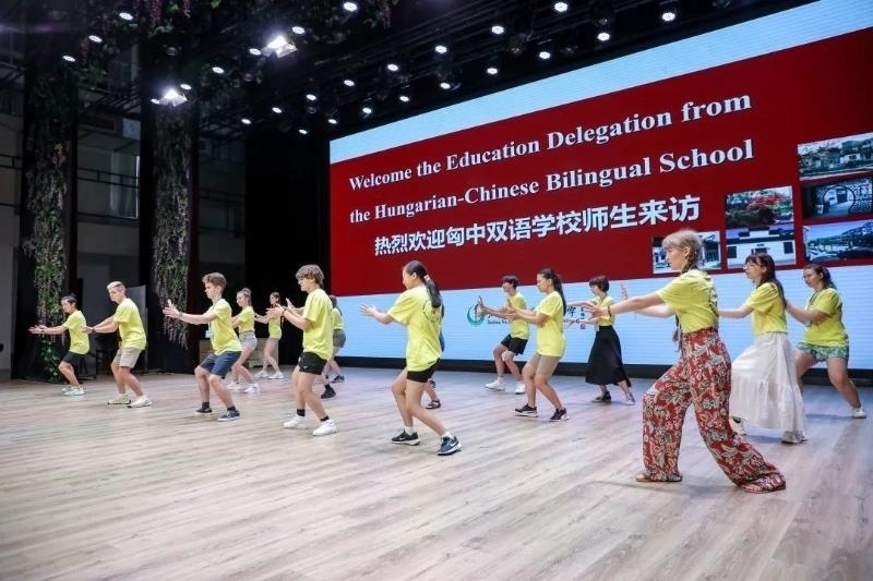 2023年7月，匈牙利匈中雙語(yǔ)學(xué)校師生代表團(tuán)來(lái)到江蘇參加“錦繡江蘇”青年交流項(xiàng)目。