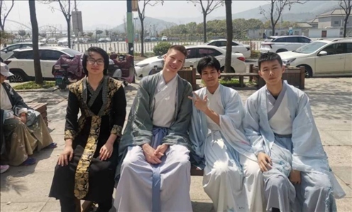 匈牙利學(xué)生與襄陽(yáng)三十六中學(xué)生友好交流。