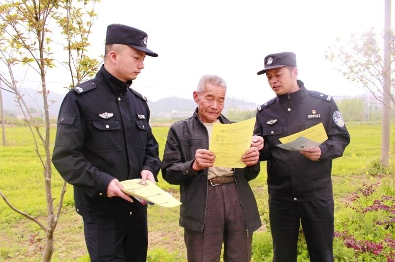 向村民宣傳反詐知識。