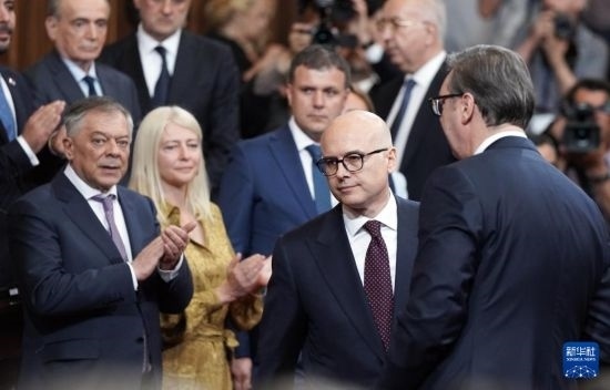  5月2日，在塞爾維亞貝爾格萊德，新一任政府總理武切維奇（中）出席就職儀式。新華社發(fā)（普雷德拉格·米洛薩夫列維奇攝）