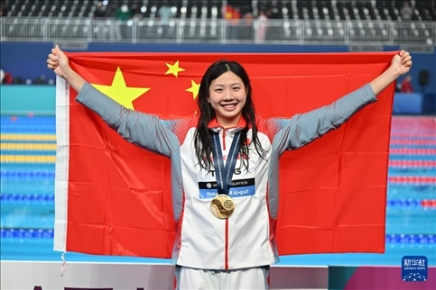 2024年2月13日，2024年世界游泳錦標賽游泳項目女子100米蛙泳決賽在卡塔爾多哈舉行。圖為冠軍中國選手唐錢婷在頒獎儀式后慶祝。新華社記者 薛宇舸 攝