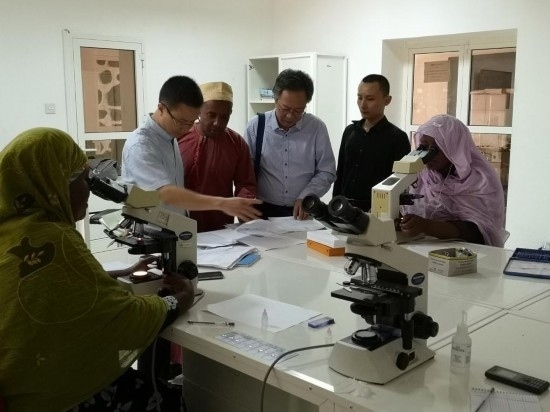廣州中醫(yī)藥大學(xué)青蒿抗瘧援外醫(yī)療隊考察科摩羅國家瘧疾防治中心實驗室。