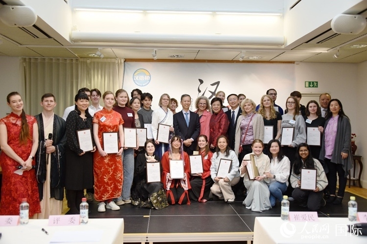 中國駐瑞典大使崔愛民、使館負責(zé)教育事務(wù)的黃立瓊參贊、預(yù)選賽評委老師和指導(dǎo)老師，以及所有獲獎選手合影留念。人民網(wǎng)記者 殷淼攝