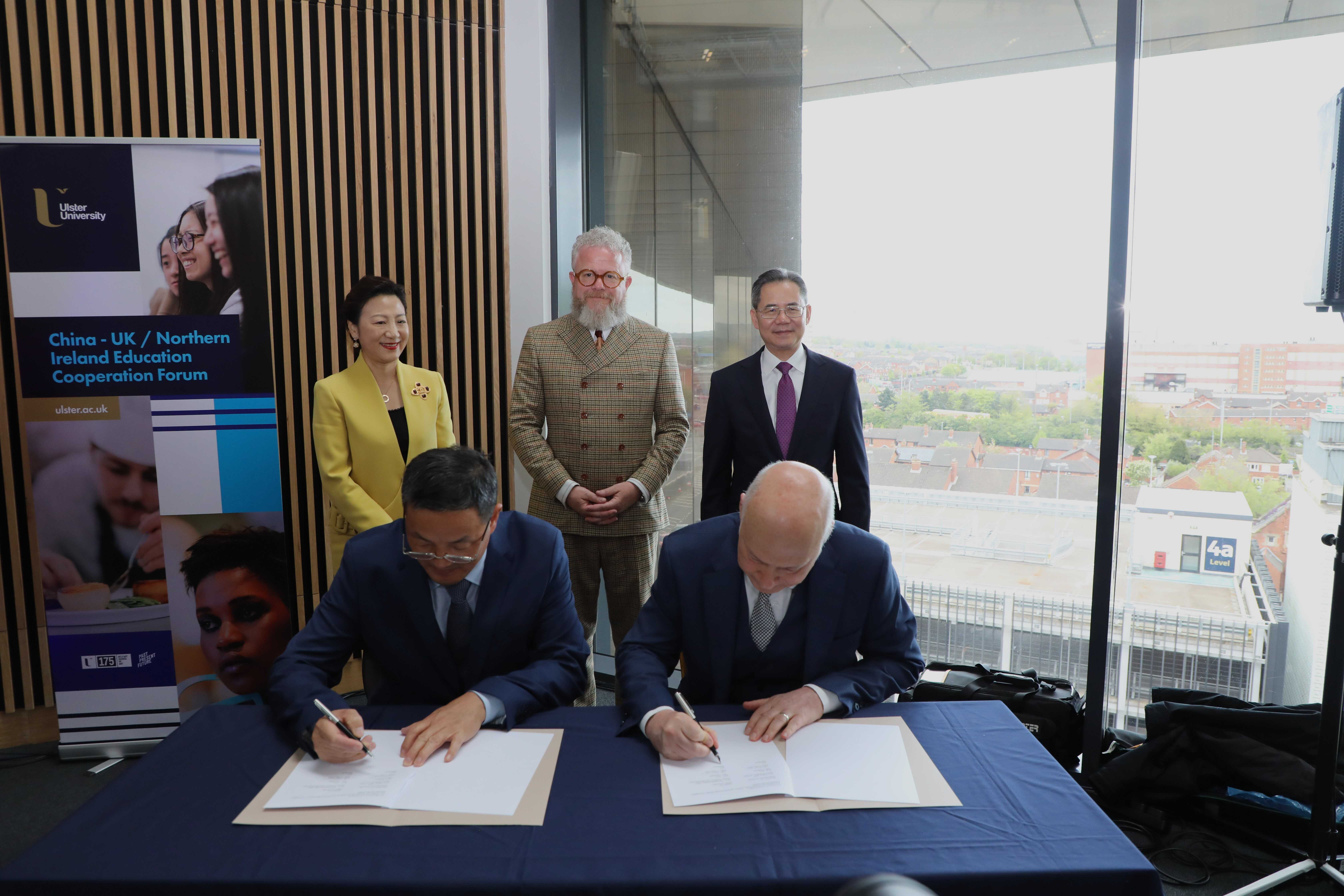 湖北師范大學同奧斯特大學簽署共建教育語言文化交流中心的協(xié)議現(xiàn)場。中國駐英國大使館供圖