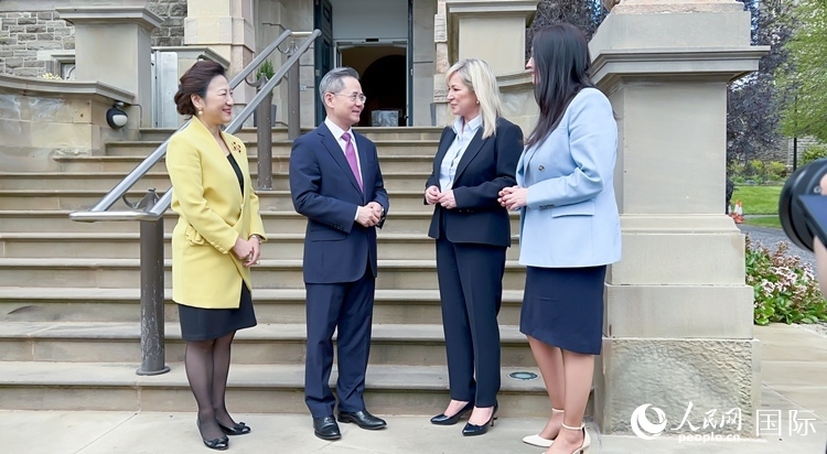 中國駐英國大使鄭澤光會見北愛爾蘭首席部長米歇爾·奧尼爾和副首席部長愛瑪·利特爾—彭杰利。人民網(wǎng) 郭錦標(biāo)攝