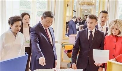 △當(dāng)?shù)貢r(shí)間5月6日下午，在中法領(lǐng)導(dǎo)人會(huì)談前，習(xí)近平主席向馬克龍總統(tǒng)贈(zèng)送中國翻譯的法國小說。