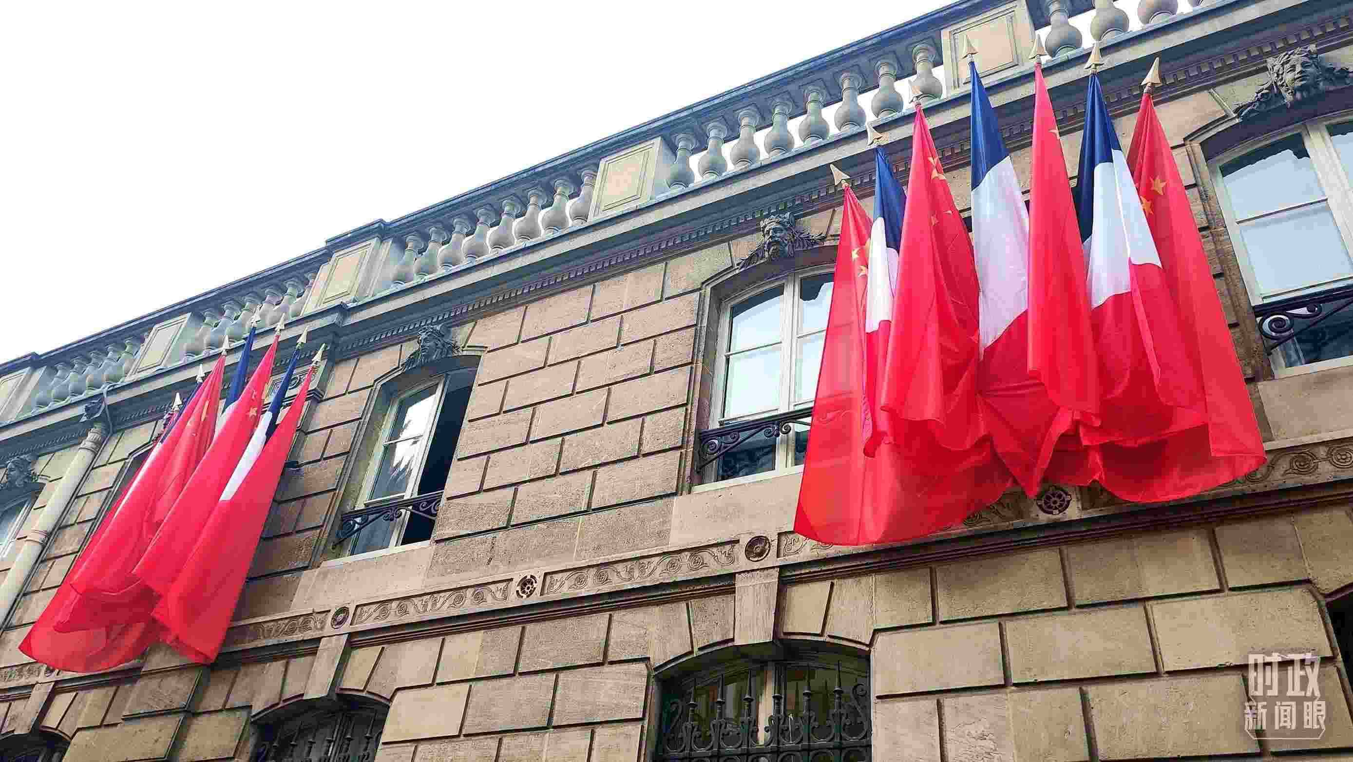 △中法歐領(lǐng)導(dǎo)人三方會晤地點(diǎn)——愛麗舍宮懸掛中法兩國國旗。（總臺央視記者劉琦拍攝）